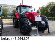Универсальный колёсный трактор McCormick G165 Max II для сельского хозяйства, на выставке. Волгоград, Экспоцентр, Россия. Редакционное фото, фотограф Андрей Цыганков / Фотобанк Лори