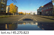 Вид на центральный рынок города солнечным осенним утром в городе Петрозаводске. Вид с капота автомобиля. Оригинальный звук города. Редакционное видео, видеограф Sergei Gorin / Фотобанк Лори