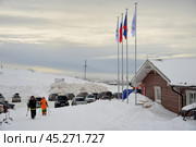 Kirovsk, Murmansk region, Russia, March 19, 2024: Group of ski tourists at car park on Southern slope of Bolshoy Vudyavr ski resort in Khibiny Mountains. Редакционное фото, фотограф Алексей Антипов / Фотобанк Лори