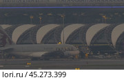 Airbus A380 of Qatar Airways taxiing to terminal (2023 год). Редакционное видео, видеограф Игорь Жоров / Фотобанк Лори