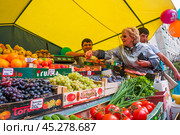 Уличная торговля овощами и фруктами в городе Магадан (2013 год). Редакционное фото, фотограф Павел Просянов / Фотобанк Лори
