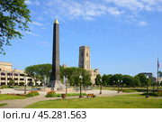 Black granite obelisk against background of Scottish Rite Cathedral on Veterans Memorial Plaza (Obelisk Square). Indianapolis, Indiana (2014 год). Редакционное фото, фотограф Валерия Попова / Фотобанк Лори