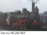 Один из самых старых сохранившихся паровозов России (Ов.324, серия Ов, 1905 года выпуска) крупным планом туманным утром. Станция Сортавала. Редакционное фото, фотограф Виктор Карасев / Фотобанк Лори