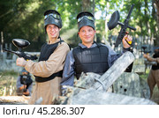 Cheerful young and adult men on paintball battleground. Стоковое фото, фотограф Яков Филимонов / Фотобанк Лори