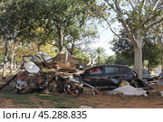 The aftermath of hurricane Dana in Valencia, Spain - Devastating aftermath of flooding in Valencia, car and debris piled high. Стоковое фото, фотограф Данил Руденко / Фотобанк Лори