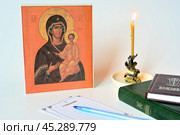 Поминовение усопших. Светлая память. Натюрморт со Смоленской иконой Божией Матери, горящей свечой и записками о упокоении. Стоковое фото, фотограф Владимир Литвинов / Фотобанк Лори