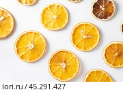 Сушеные апельсины на светлом фоне. Стоковое фото, фотограф Назар Дармодехин / Фотобанк Лори