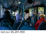 Пассажиры заходят в автобус.Москва, Россия.1 октября 2024. Редакционное фото, фотограф Артём Соболев / Фотобанк Лори