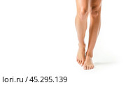 Slim Female Legs Standing Tiptoe White Background, Fitness Beauty Skincare Concept, Healthy Lifestyle, Body Care Routine, Elegance Gracefulness, Wellness Training Exercise. Стоковое AI-изображение, AI-художник Павел Муравьев / Фотобанк Лори