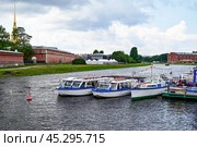 Город Санкт-Петербург. Прогулочные суда рядом с Петропавловской крепостью (2023 год). Редакционное фото, фотограф Александр Тараканов / Фотобанк Лори