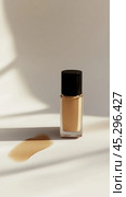 Elegant studio shot of unbranded foundation cream bottle for cosmetic branding. Стоковое AI-изображение, AI-художник Sabyna75 / Фотобанк Лори