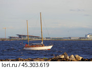 Парусно-моторная яхта "Cutty" в устье Малой Невы, Санкт-Петербург (2019 год). Редакционное фото, фотограф Алексей Иванов / Фотобанк Лори