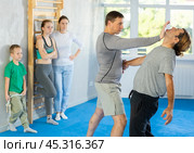 Man in gym perform basic elements of krav maga self-defense system. Стоковое фото, фотограф Яков Филимонов / Фотобанк Лори