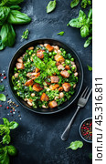 Вкусное классическое кассуле с белой фасолью и зеленью для уютного обеда. Стоковое AI-изображение, AI-художник ФотоИнтеллект / Фотобанк Лори