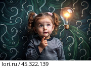 Development and education of children. A thoughtful girls on a dark background with a light bulb and question marks . Brainstorming and the concept of an idea. Стоковое AI-изображение, AI-художник Photojuli / Фотобанк Лори