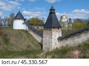 Башни старинного Свято-Успенского Псково-Печерского монастыря солнечным майским днем. Печоры. Псковская область (2022 год). Стоковое фото, фотограф Виктор Карасев / Фотобанк Лори