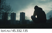 Одинокая фигура на фоне городского пейзажа в сумерках, размышляющая о жизненном пути. Стоковое AI-изображение, AI-художник ФотоИнтеллект / Фотобанк Лори