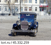 Ретро-автомобиль Ford A (пикап). Автобаттл «Ревущие 20-е». Екатеринбург, площадь 1905 года. (2019 год). Редакционное фото, фотограф Алексей Иванов / Фотобанк Лори