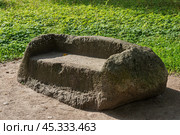 «Каменный диван» в парке усадьбы Суйда. Посёлок Суйда, Ленинградская область, Россия. Историческая достопримечательность. Каменный диван был вырублен из валуна во второй половине XVIII века по указу Абрама Петровича Ганнибала (прадеда Александра Пушкина), владельца мызы Суйда с 1759 года. (2024 год). Стоковое фото, фотограф Андрей Степанов / Фотобанк Лори