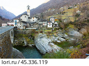 View of the Swiss mountain town of Lavertezzo. Switzerland. canton Ticino. Стоковое фото, фотограф Татьяна Яцевич / Фотобанк Лори