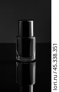 Sophisticated unbranded nail polish bottle on reflective black background for design and branding. Стоковое AI-изображение, AI-художник Sabyna75 / Фотобанк Лори