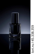 Elegant display of unbranded nail polish bottle on reflective surface for beauty and design. Стоковое AI-изображение, AI-художник Sabyna75 / Фотобанк Лори
