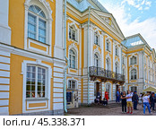 Фрагмент дворцового ансамбля Петродворца и "Корпус под Гербом" в Петергофе , Санкт-Петербург, Россия (2023 год). Редакционное фото, фотограф Александр Тараканов / Фотобанк Лори