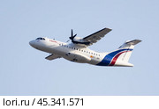 Passenger turboprop airliner of Swiftair airline taking off into sky (2023 год). Редакционное фото, фотограф Яков Филимонов / Фотобанк Лори
