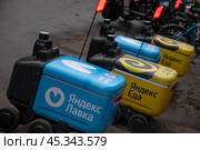 Роботы-курьеры "Яндекса" доставляют посылки по улице в центре города Москвы, Россия. Редакционное фото, фотограф Николай Винокуров / Фотобанк Лори