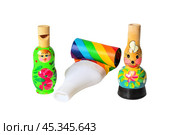 Детские игрушки.Свисток с бумажным языком и деревянные расписные свистульки матрешка и заяц. Изолировано на белом. Редакционное фото, фотограф Владимир Литвинов / Фотобанк Лори