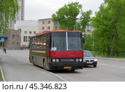 Ретро-автобус Ikarus 250.93. Екатеринбург, улица Толмачёва (2019 год). Редакционное фото, фотограф Алексей Иванов / Фотобанк Лори