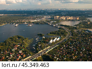 Московская область. Канал имени Москвы, Клязьминское водохранилище, Дмитровское шоссе с высоты птичьего полета (2024 год). Редакционное фото, фотограф Сергей Крамарев / Фотобанк Лори
