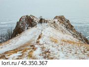 Озеро Байкал зимой. Мыс Шунтэ-Левый на острове Ольхон. Стоковое фото, фотограф Сергей Крамарев / Фотобанк Лори