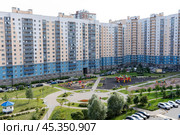 ЖК Аврора, Санкт-Петербург. New residential neighbourhood with typical simple buildings, parking and children playground. Affordable housing. Mortgage for young families. Редакционное фото, фотограф Ирина Михайличенко / Фотобанк Лори