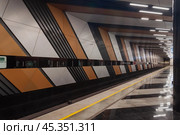 Платформа станции метро "Генерала Тюленева" Троицкой линии. Фрагмент. Редакционное фото, фотограф Алёшина Оксана / Фотобанк Лори