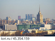 Панорама города Москвы. Красивый городской пейзаж. Над домами возвышается высотное здание с шпилем. Вид на жилые, административные, офисные и промышленные здания и сооружения. Стоковое фото, фотограф Андрей Степанов / Фотобанк Лори