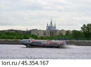 Теплоход "Метеор-247" идет вверх по Неве на фоне Смольной набережной, Санкт-Петербург (2019 год). Редакционное фото, фотограф Алексей Иванов / Фотобанк Лори