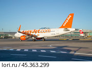Самолет Airbus A320-214 (G-EZOF) авиакомпании easyJet на перроне аэропорт Вацлава Гавела солнечным апрельским вечером. Прага (2018 год). Редакционное фото, фотограф Виктор Карасев / Фотобанк Лори