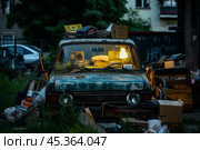 An old car turned into a temporary home. Homelessness, houselessness concept, house for homeless person, houseless. Стоковое AI-изображение, AI-художник 123 12 / Фотобанк Лори