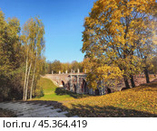 Beautiful red brick Greenhouse bridge in Tsaritsino Park. Стоковое фото, фотограф Саблин Станислав / Фотобанк Лори