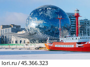 Museum of the World Ocean in Kaliningrad. The building is in the form of a glass ball. Ships Irbensky- exhibits of the sea museum. (2021 год). Редакционное фото, фотограф Zima Nadezhda / Фотобанк Лори