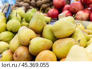 organic healthy background food diet vegetarian freshness ripe green agriculture fresh pear fruit. Стоковое фото, фотограф ilya Lyubchenko / Фотобанк Лори