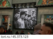 Кинохроника военного времени 1941 года транслируется на экране на Красной площади в городе Москве, Россия. Редакционное фото, фотограф Николай Винокуров / Фотобанк Лори