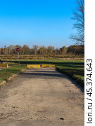 Парковка огорожена бетонными блоками, зеленая зона ограждена. Стоковое фото, фотограф Hanna Shapialevich / Фотобанк Лори