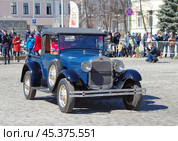 Ретро-автомобиль Ford A (пикап). Автобаттл «Ревущие 20-е». Екатеринбург, площадь 1905 года. (2019 год). Редакционное фото, фотограф Алексей Иванов / Фотобанк Лори
