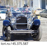 Ретро-автомобиль Packard 443 Custom Eight Roadster. Автобаттл «Ревущие 20-е». Екатеринбург, площадь 1905 года. (2019 год). Редакционное фото, фотограф Алексей Иванов / Фотобанк Лори