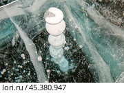 Лёд озера Байкал. Вмерзшие пузыри донного газа (метана) Стоковое фото, фотограф Сергей Крамарев / Фотобанк Лори