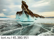 Озеро Байкал зимой и остров Огой в проливе Малое Море. Мыс Дракон. Стоковое фото, фотограф Сергей Крамарев / Фотобанк Лори