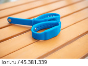 Синий водонепроницаемый бесконтактный RFID браслет. Стоковое фото, фотограф Дорощенко Элла / Фотобанк Лори