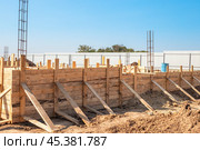 Close-up of the hous wooden formwork anchored to the foundation. Building a house in the countryside. Стоковое фото, фотограф Коханова Наталья / Фотобанк Лори